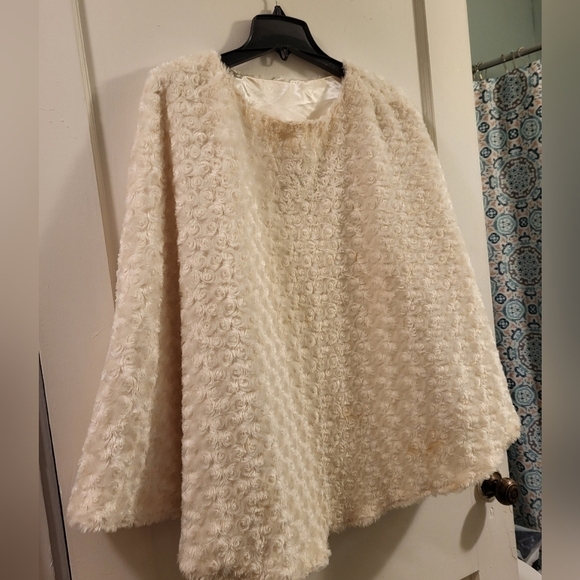Poncho, Cape Women's Faux Fur Cream rosettes design one size - Picture 8 of 10